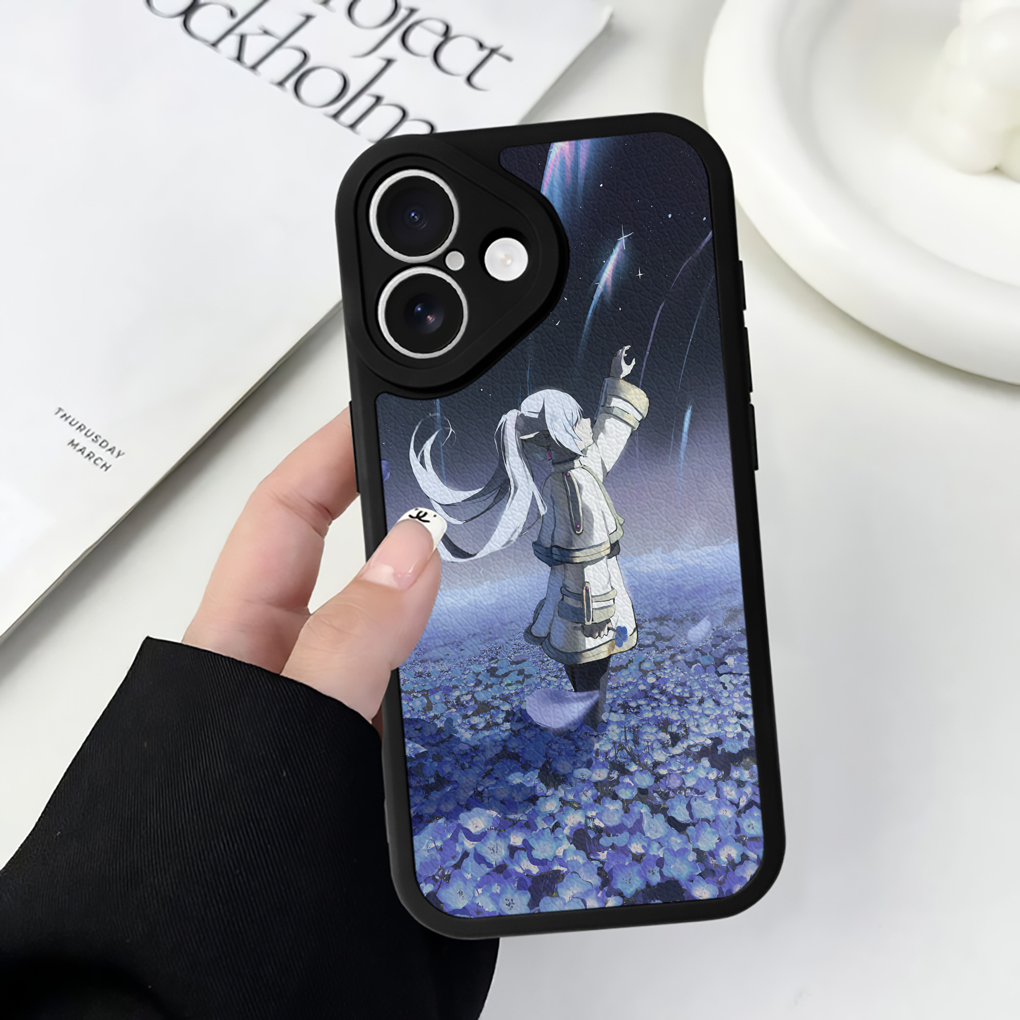 （画像用） 葬送のフリーレン Frieren 【iPhone 16シリーズ対応】シリコンスマホケース（レザー調） 材質：シリコン